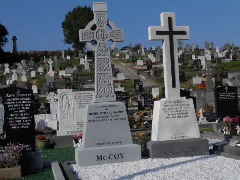 A  celtic cross and a latin cross tombs